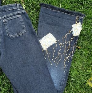 Dark wash bell bottom jeans w/detailing